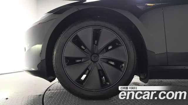 Tesla Model 3 — Фото автомобиля 5