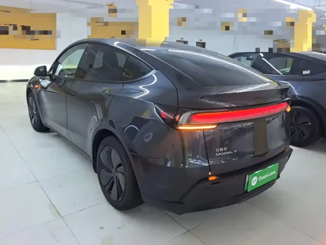 Tesla Model Y — Фото автомобиля 4