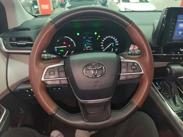 Toyota Sienna — Фото автомобиля 10