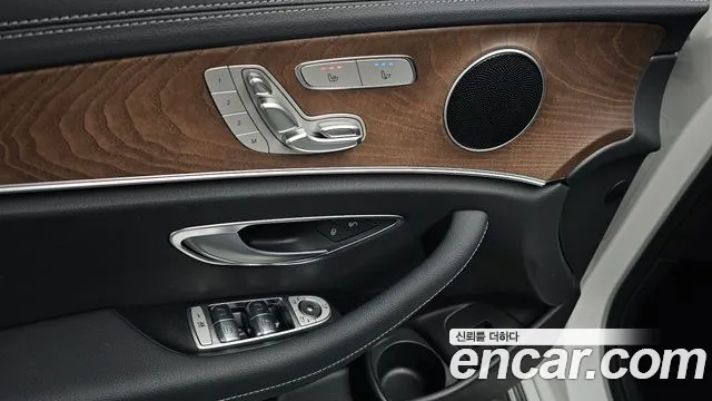 Mercedes-Benz E-Class — Фото автомобиля 17