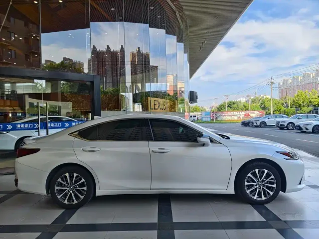 Lexus ES — Фото автомобиля 8