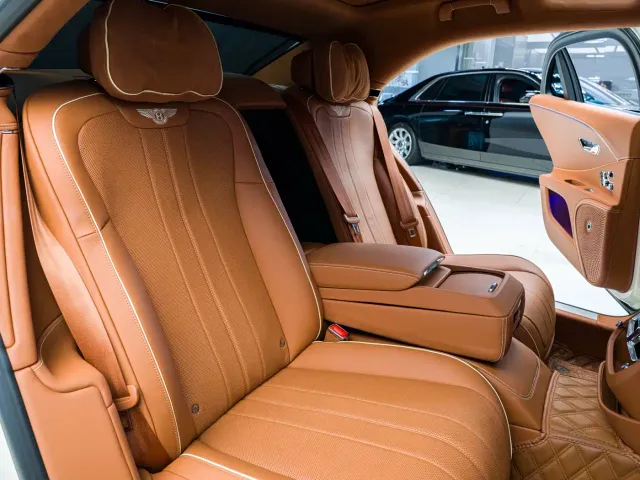 Bentley Flying Spur — Фото автомобиля 10