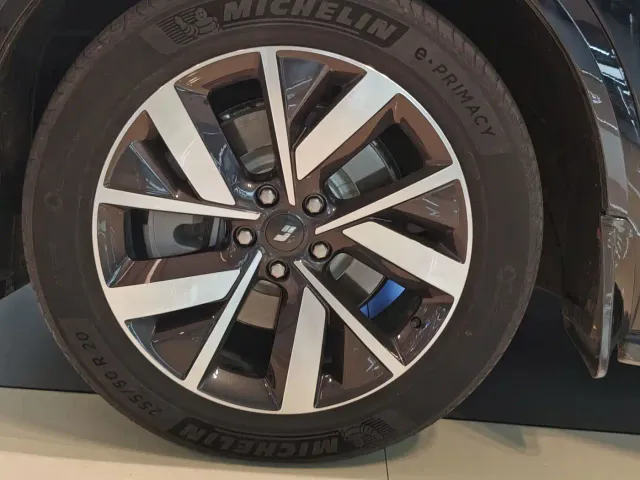 Li Auto L8 — Фото автомобиля 10