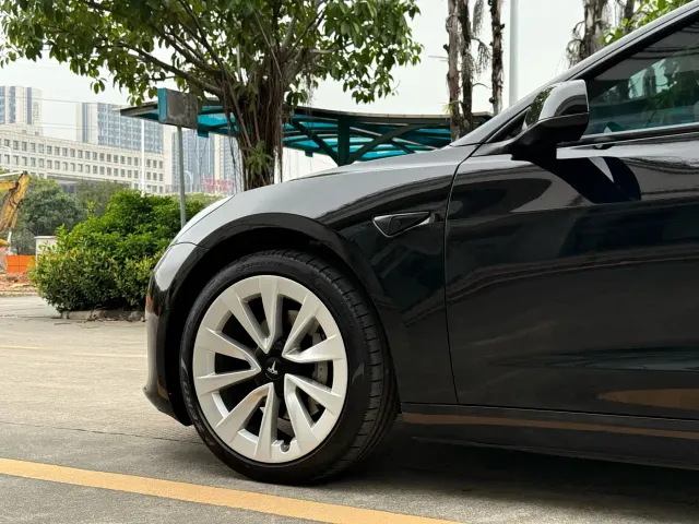 Tesla Model 3 — Фото автомобиля 16