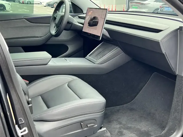 Tesla Model Y — Фото автомобиля 10