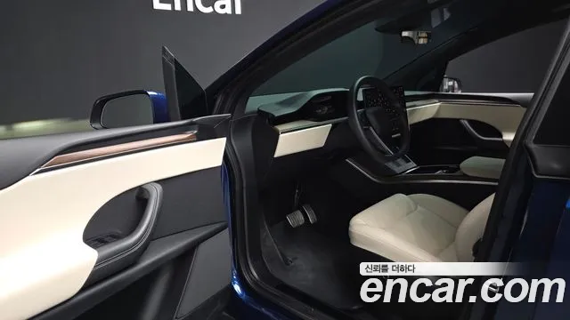 Tesla Model X — Фото автомобиля 15