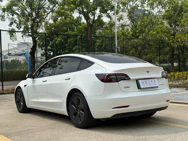 Tesla Model 3 — Фото автомобиля 9
