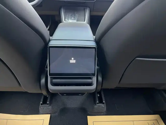 Tesla Model Y — Фото автомобиля 18
