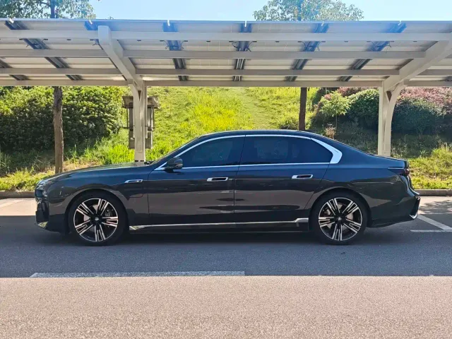 BMW i7 — Фото автомобиля 2