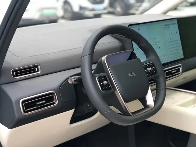 Li Auto MEGA — Фото автомобиля 16