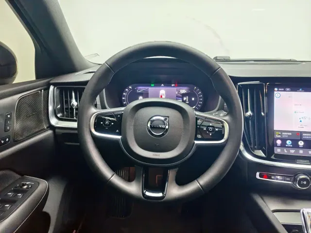 Volvo S60 — Фото автомобиля 2