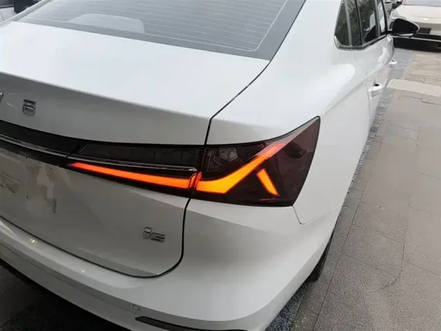 Roewe i5 — Фото автомобиля 7