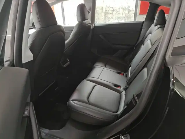 Tesla Model Y — Фото автомобиля 16