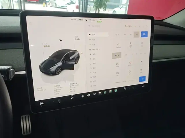 Tesla Model Y — Фото автомобиля 12