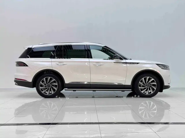 Lincoln Aviator — Фото автомобиля 5