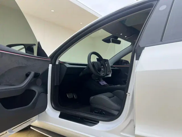 Tesla Model 3 — Фото автомобиля 6