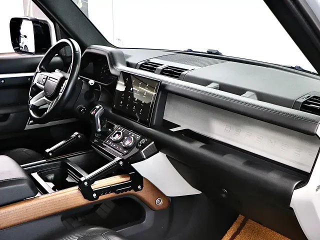 Land Rover Defender — Фото автомобиля 15