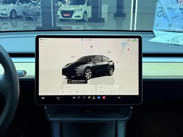 Tesla Model Y — Фото автомобиля 11