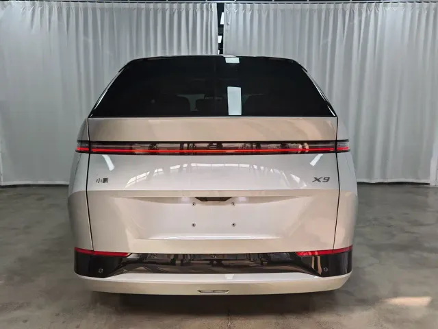 Xpeng X9 — Фото автомобиля 5