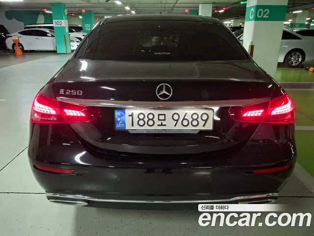 Mercedes-Benz E-Class — Фото автомобиля 5