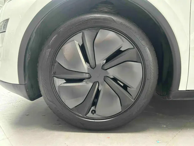 Tesla Model Y — Фото автомобиля 3