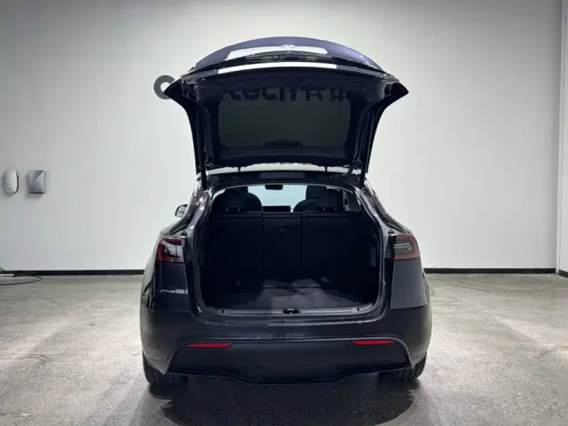 Tesla Model Y — Фото автомобиля 13