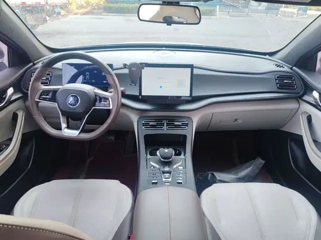 BYD Qin PLUS 2023 Champion Edition DM-i 55KM Leading — Фото автомобиля 9