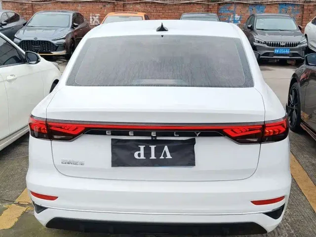 Geely Emgrand — Фото автомобиля 11