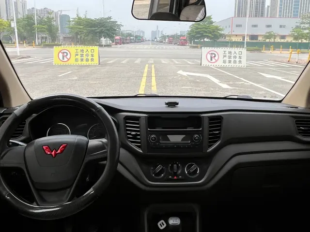 Wuling Hongguang V — Фото автомобиля 6