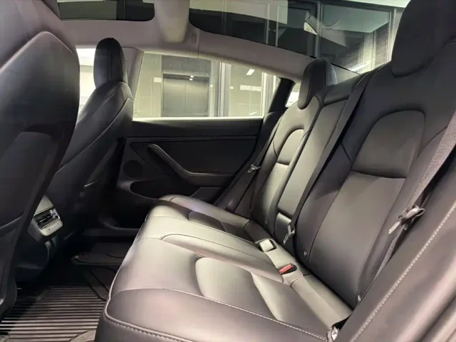 Tesla Model 3 — Фото автомобиля 22