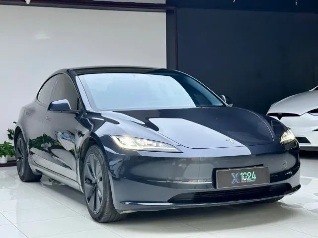 Tesla Model 3 — Фото автомобиля 3