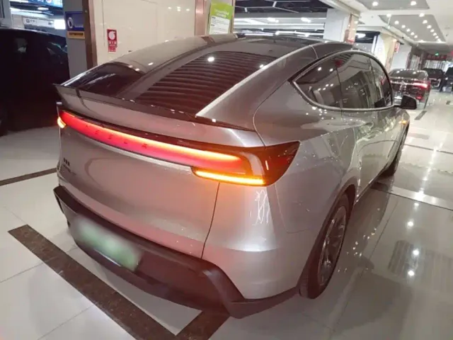 Tesla Model Y L — Фото автомобиля 6