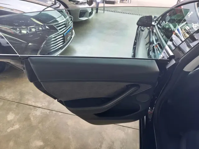Tesla Model 3 — Фото автомобиля 12