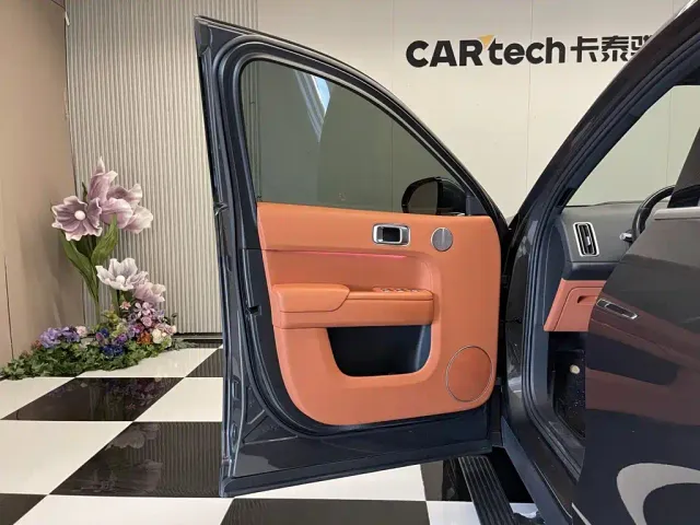 Li Auto L8 — Фото автомобиля 16