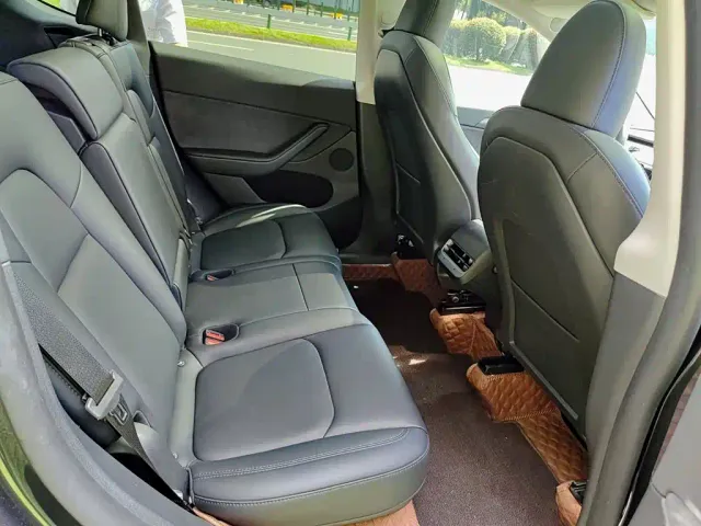 Tesla Model Y — Фото автомобиля 11