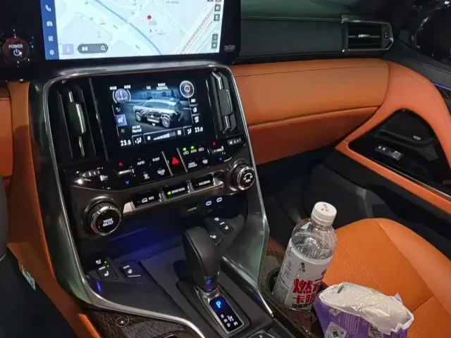 Lexus Lexus LX 2025 700h VIP World Edition — Фото автомобиля 6