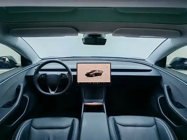 Tesla Model 3 — Фото автомобиля 6