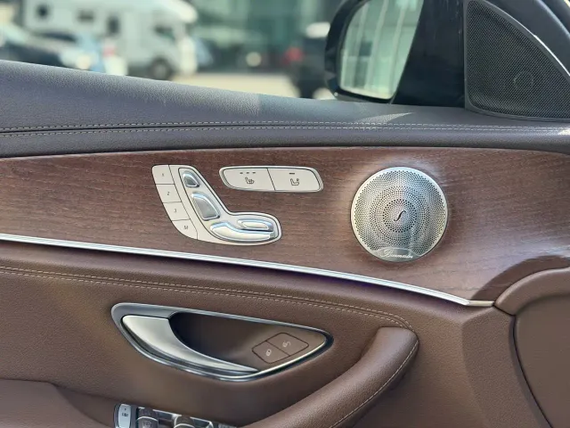 Mercedes-Benz E-Class — Фото автомобиля 7