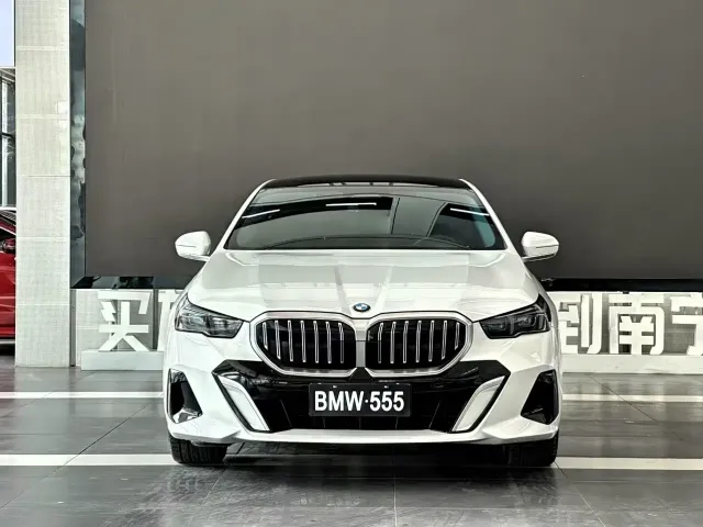 BMW 5 Series — Фото автомобиля 2