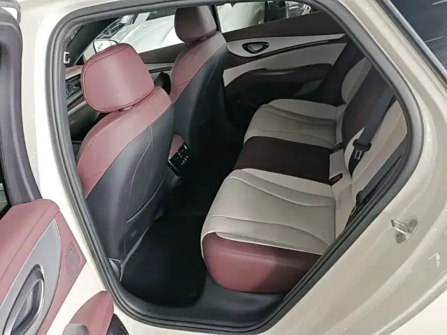 BYD Seal 07 DM-i — Фото автомобиля 16