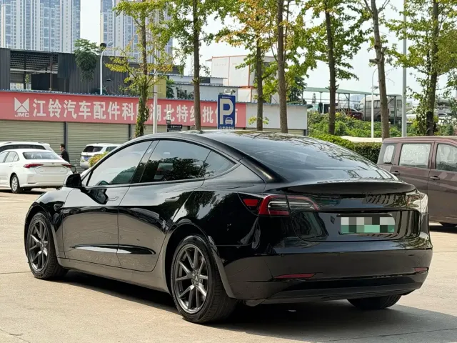 Tesla Model 3 — Фото автомобиля 7