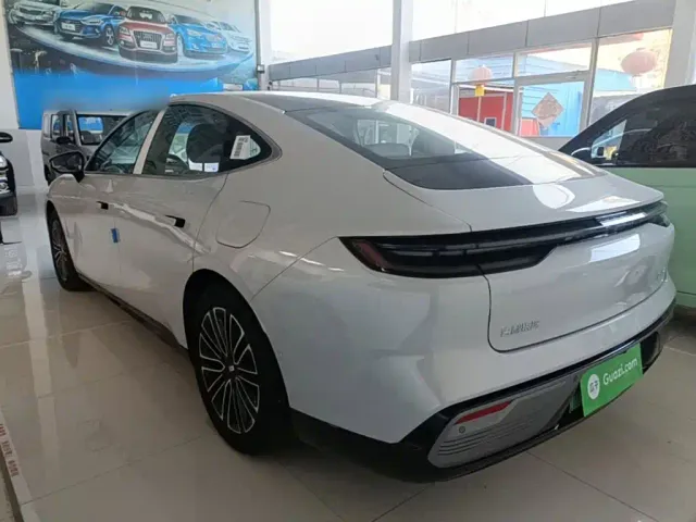 Geely Galaxy Xingyao 8 — Фото автомобиля 4