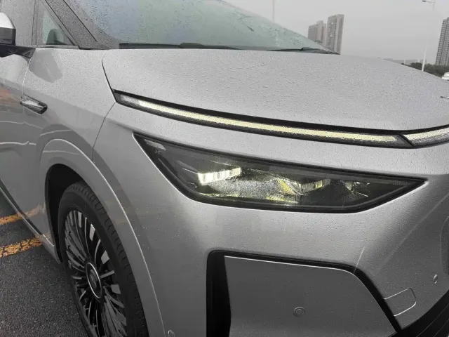 Xpeng X9 — Фото автомобиля 9