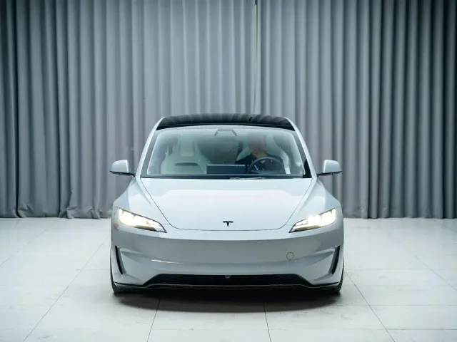 Tesla Model 3 — Фото автомобиля 3