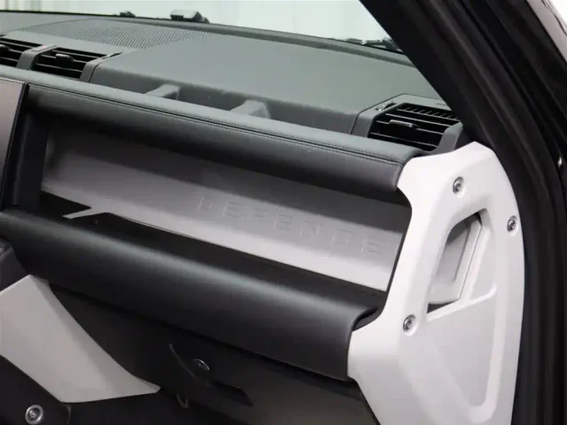 Land Rover Defender — Фото автомобиля 26