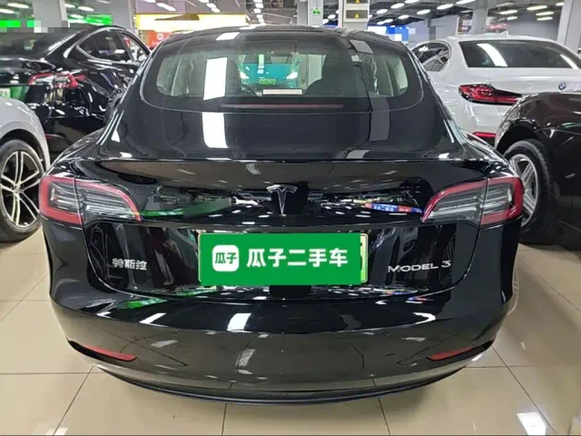 Tesla Model 3 — Фото автомобиля 5