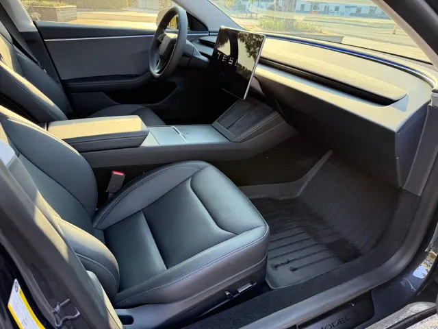 Tesla Model 3 — Фото автомобиля 15