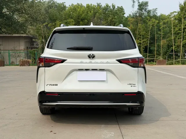 Toyota Sienna — Фото автомобиля 18