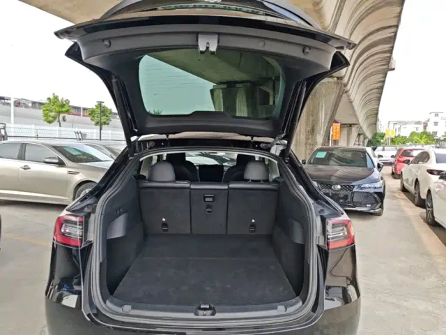Tesla Model Y — Фото автомобиля 18