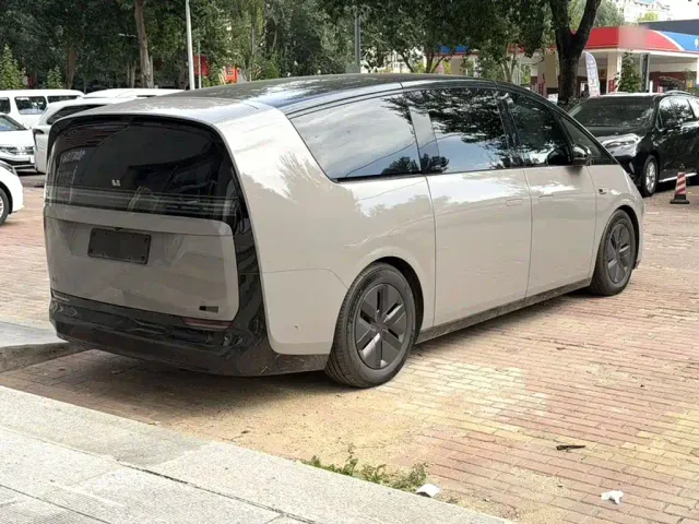 Li Auto MEGA — Фото автомобиля 14